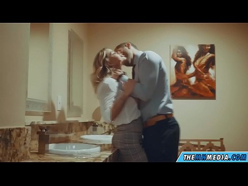 ❤️ Kiam belplena blondulo delogas vin en publika necesejo Malmola porno ĉe porno eo.sexvideogif.ru ️❤